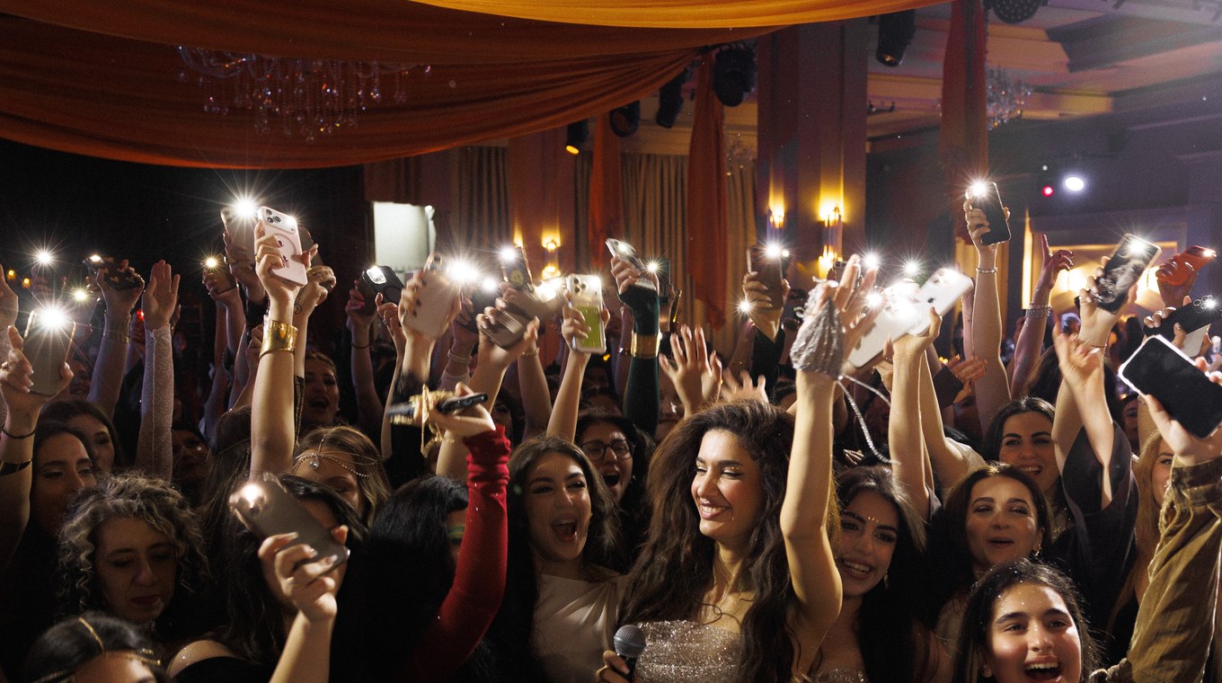 Гости Arabian Night в золотом свете